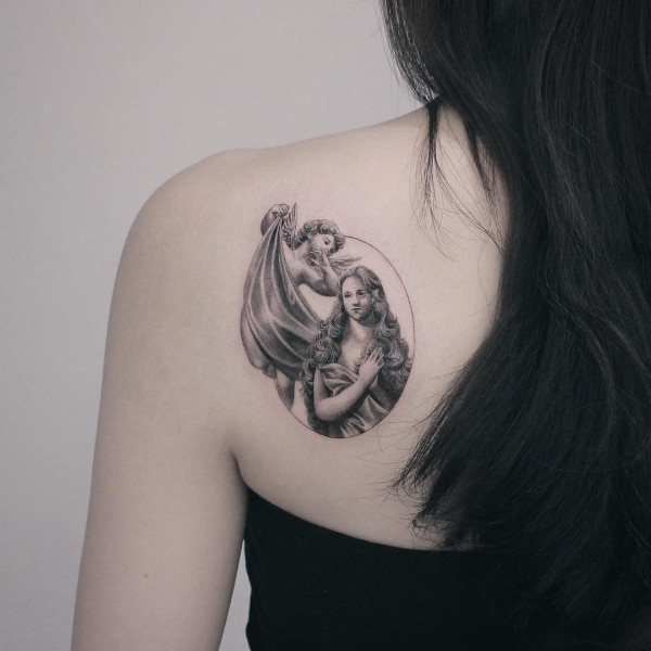 Татуировка с Ангелом на Плече Девушки