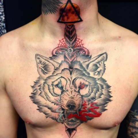 Мужская тату волк с мечем на груди