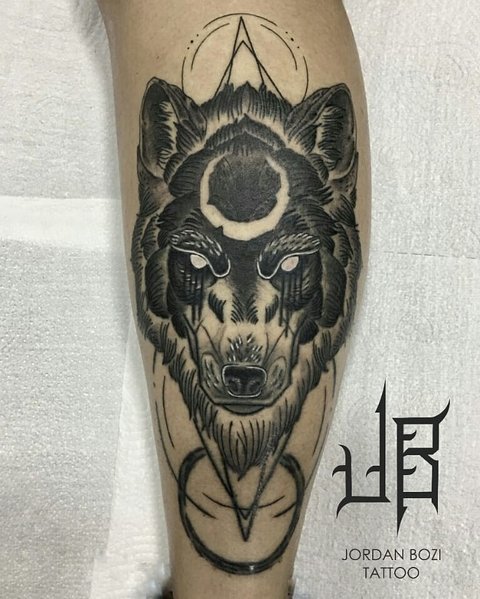 Мужская тату волк и символ на руке