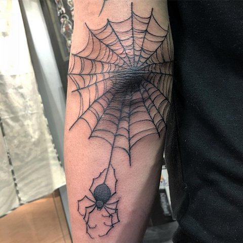 Тату паутина на локте с пауком
