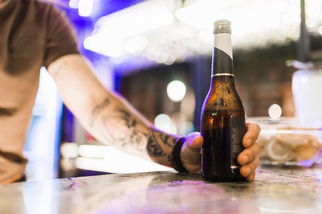 Алкоголь и татуировка: почему и сколько нельзя пить алкоголь после тату