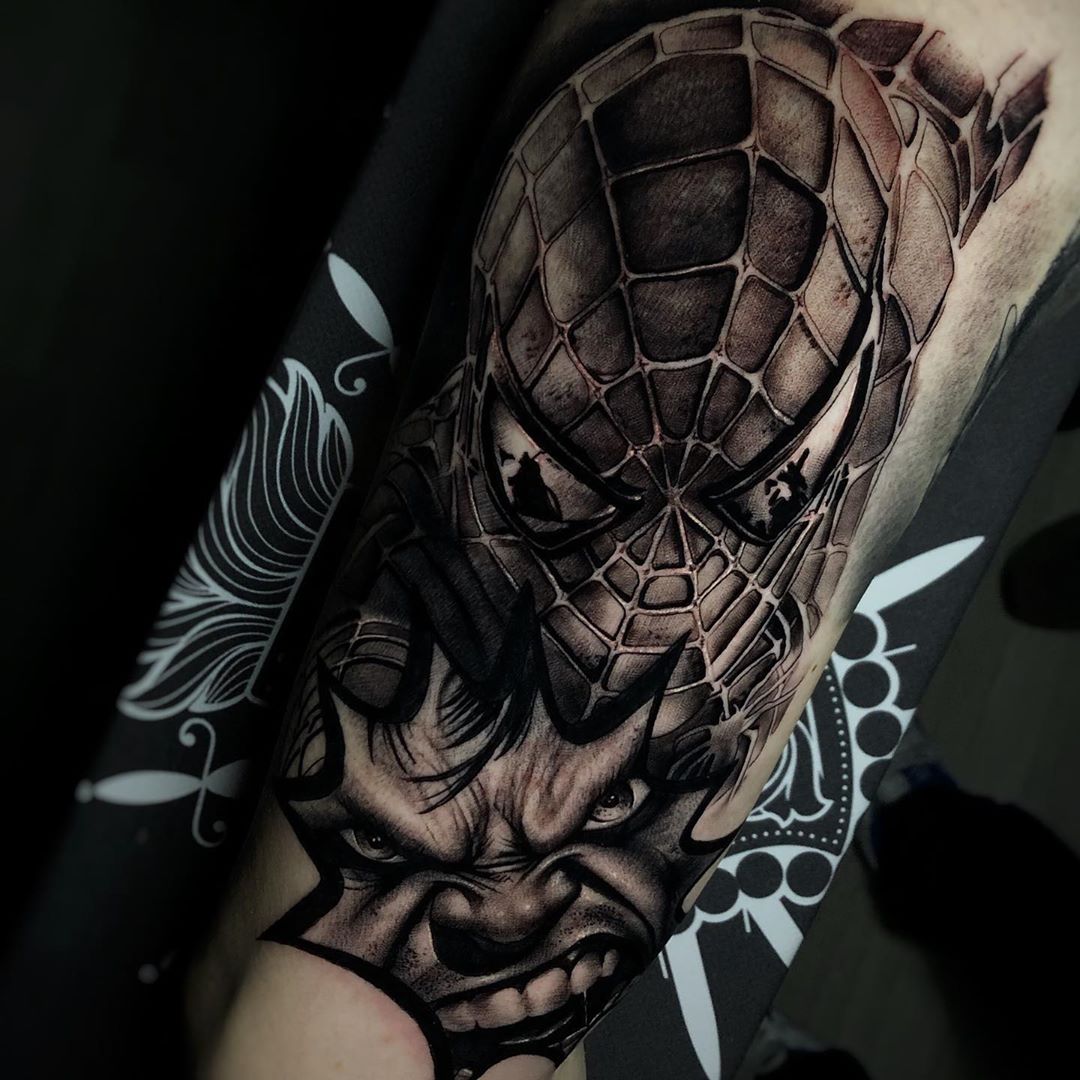 Татуировка Человека Паука и Халка на Руке