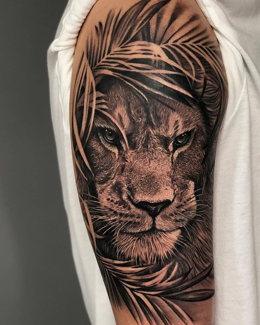 Татуировка Льва в Листьях в Стиле Реализм