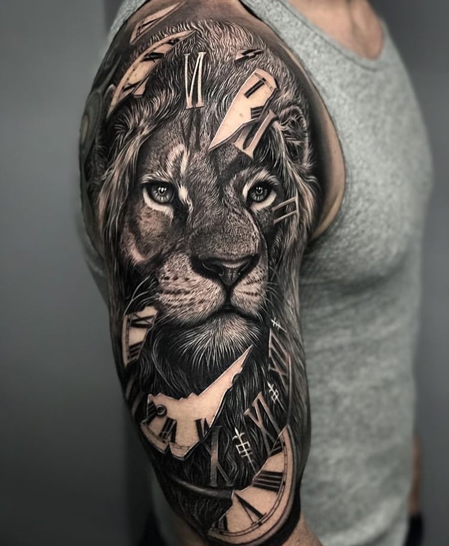 Реалистичная Татуировка Льва и Часов