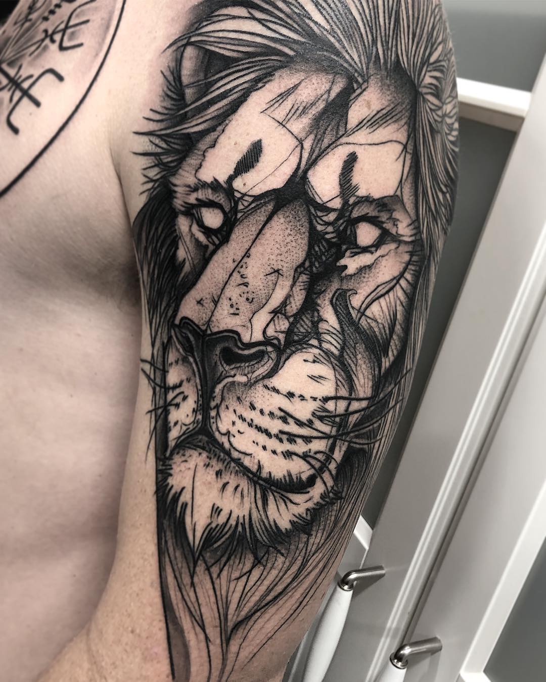 Рисунок Льва на Мужском Плече