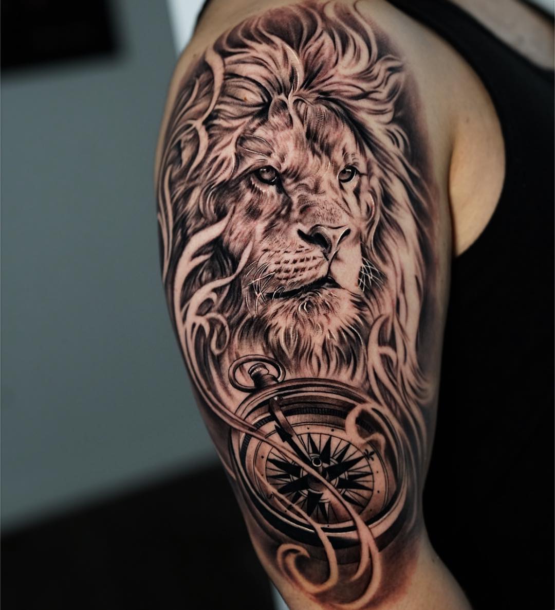 Лев с Большой Гривой и Компасом на Плече