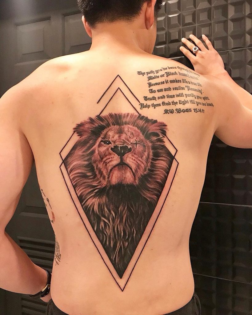 Лев на пояснице. Тату Лев. Тату Лев на спине. Татуировки на спине мужские. Татуировки мужские на спине Лев.