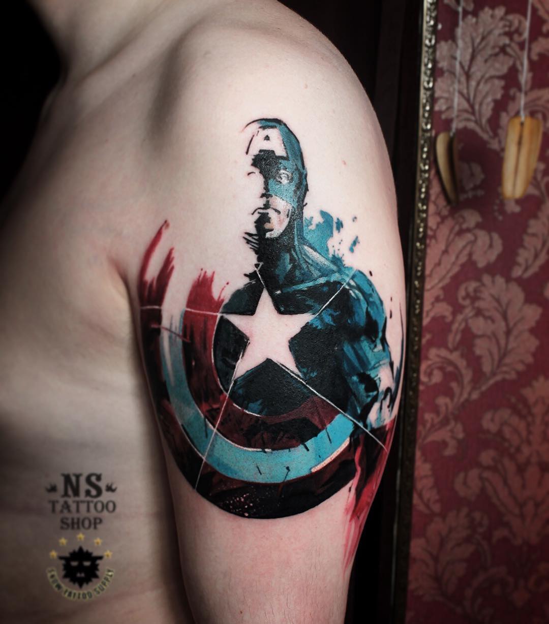 Красивая Татуировка Капитана Америки на Плече