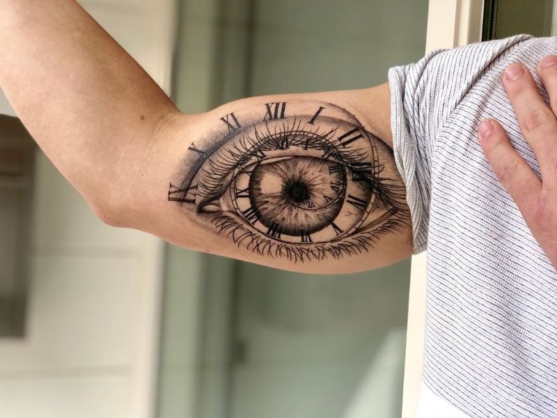 Татуировка Глаз и Часы на Мужской Руке