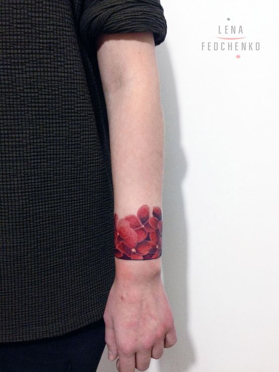 Стильная Татуировка Красных Цветов на Руке
