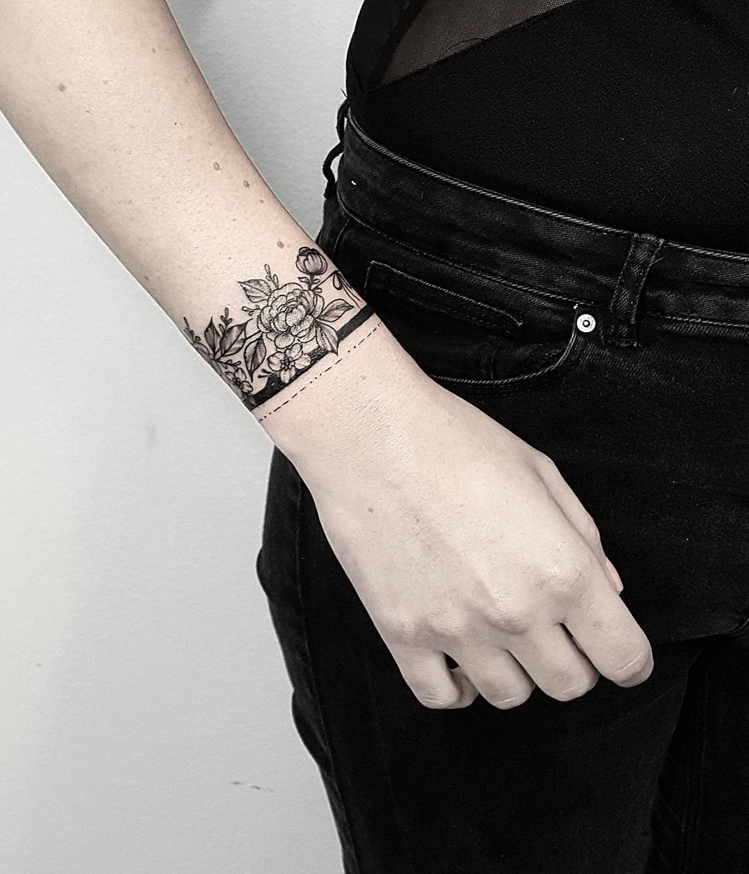 50 Фото] Татуировка Браслет на Руке: цветы, узоры, надпись, космос