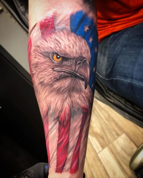 Орел и Американский Флаг