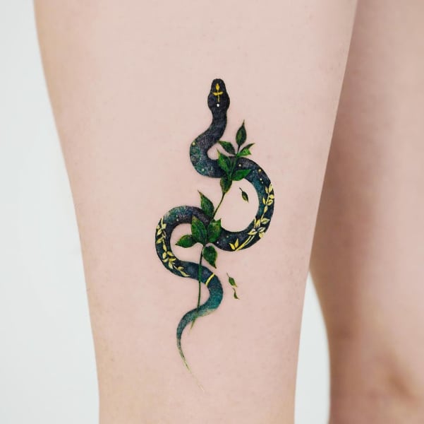 Татуировка Зеленая Змея на женской Ноге