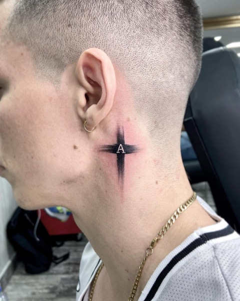 Татуировка Крест с Буквой на Шее
