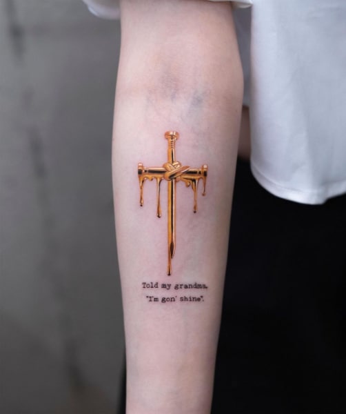 Золотой Крест и Надпись на Руке