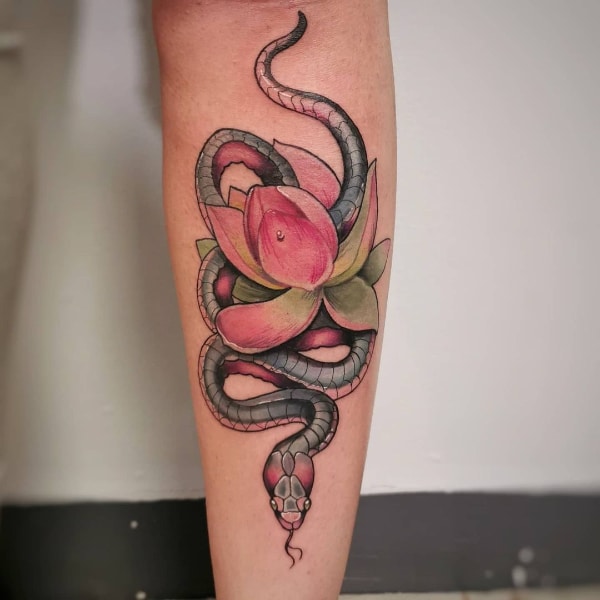 Татуировка Змея и Цветок Лотоса на Ноге