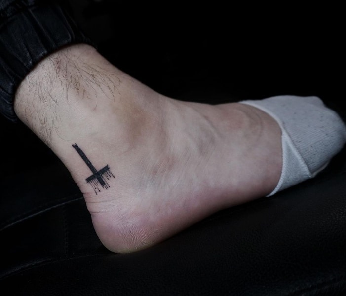 Татуировка Перевернутый Крест на Ноге