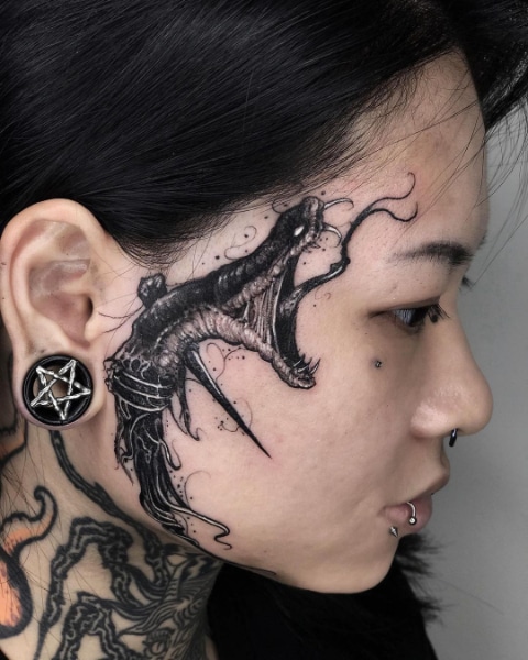 Страшная Татуировка Голова Змеи на Женском Лице