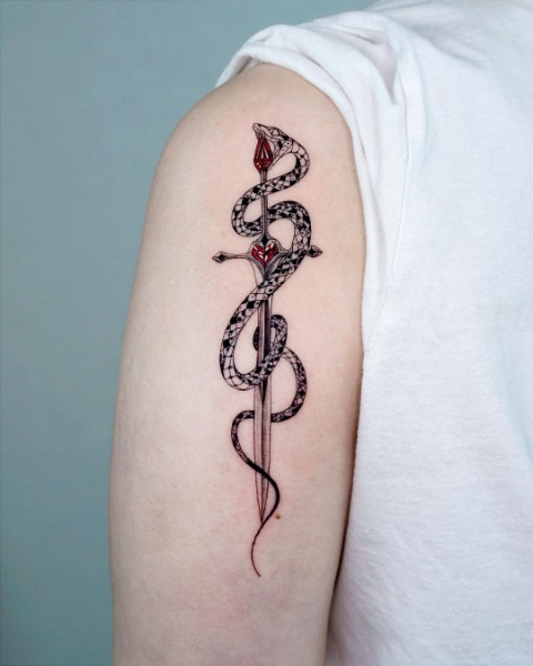 Татуировка Змея и Меч на Плече